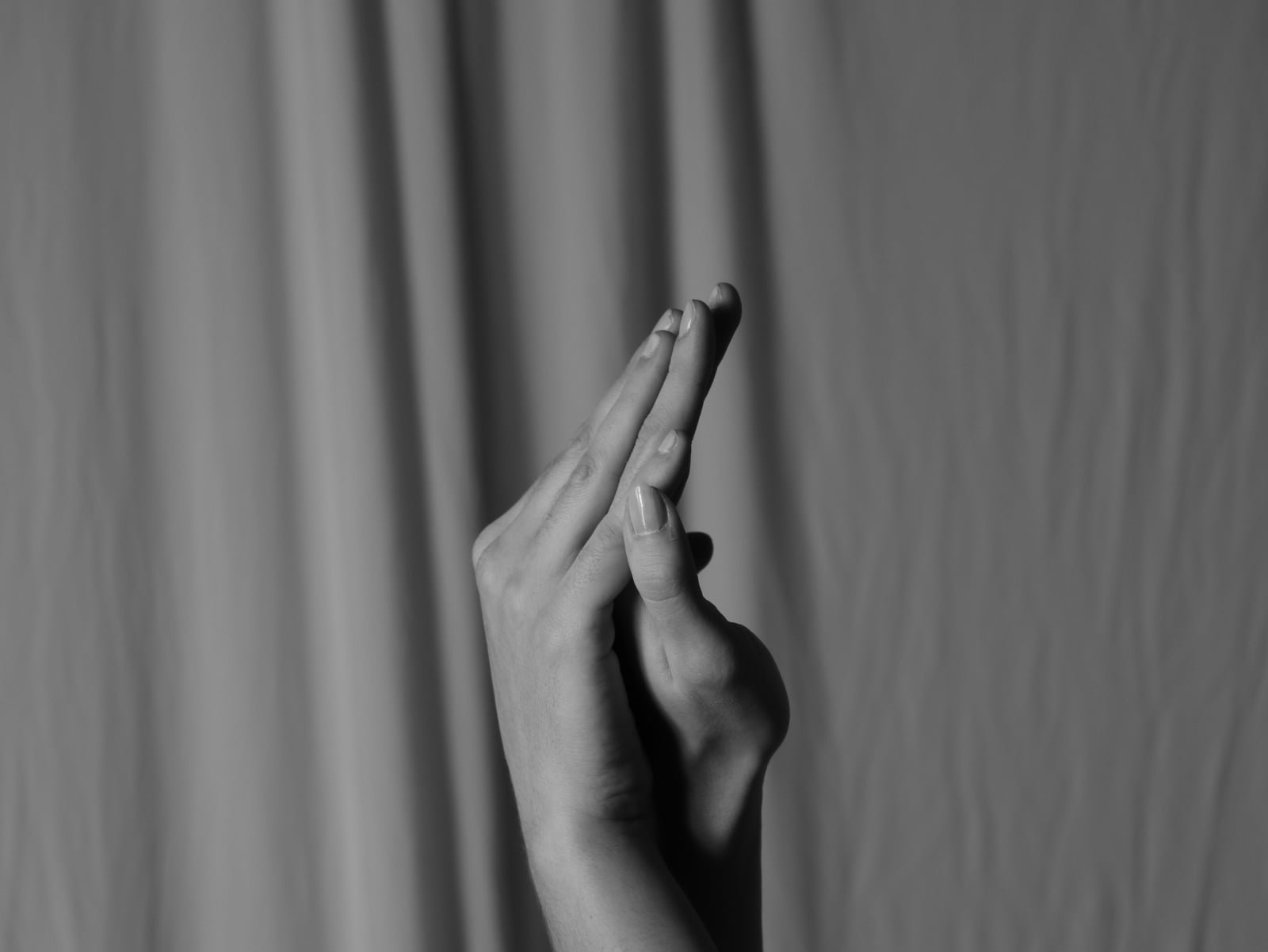 Studio fotografico in bianco e nero di mani intrecciate